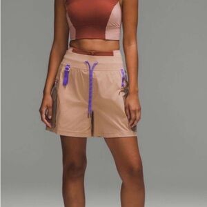 Lululemon Multi-Pocket Cargo High-
Rise Hiking Short 5"